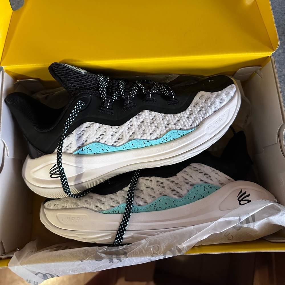 Youth Curry 11s NIB